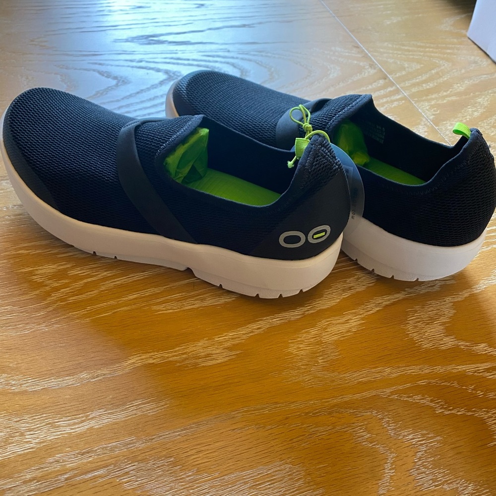 Oofos OOmg Womens mesh low size 8.5. NIB.